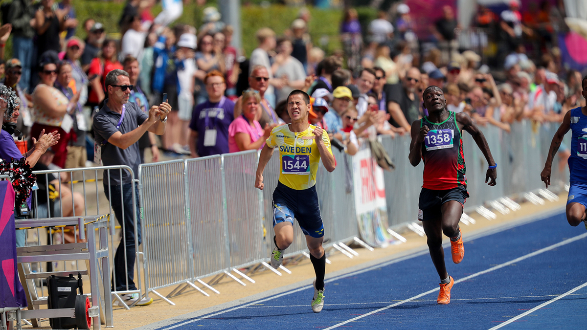 En svensk löpare springer på upploppet.